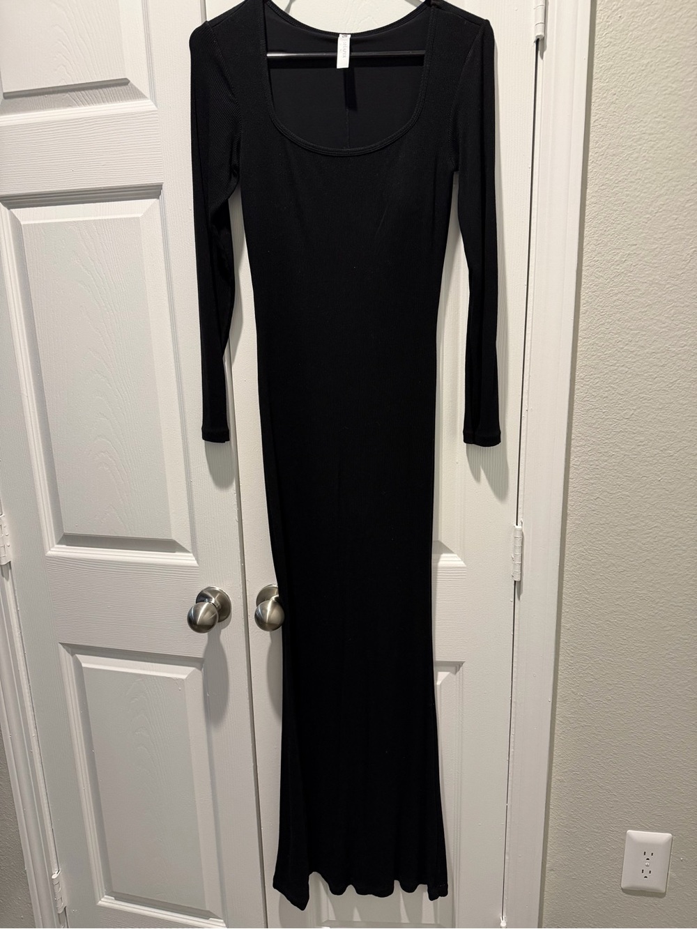 Classic Black Scoop-Neck Long Sleeve Maxi Dress